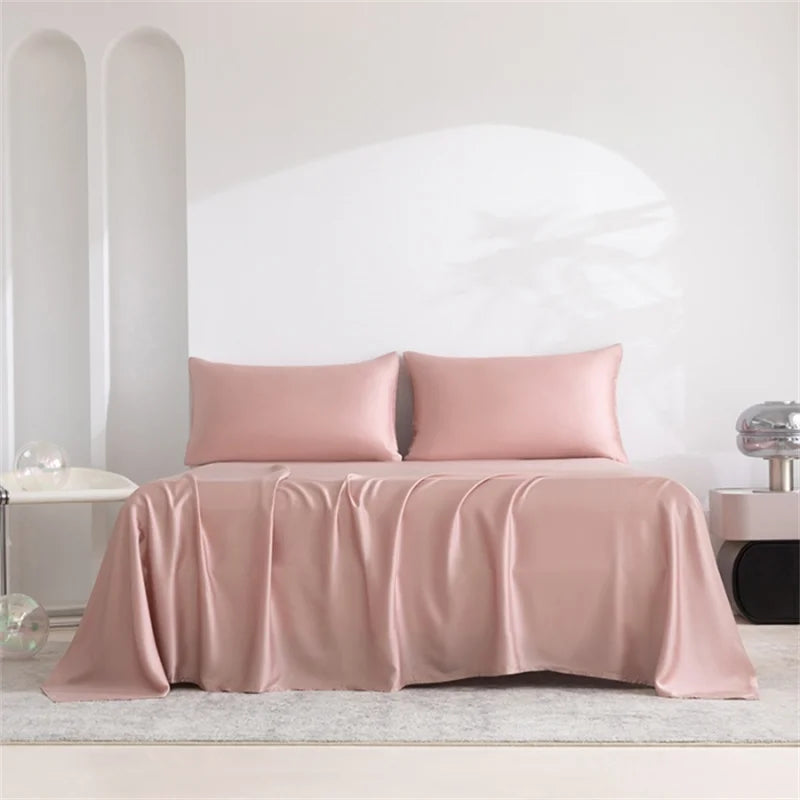 Een prachtig opgemaakt bed met een luxe zijdezacht laken voor optimaal slaapcomfort.