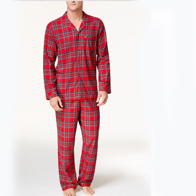 Modieuze rode familie matching outfit, perfect als cadeau voor het hele gezin met stijlvolle kleding.