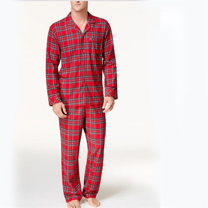 Modieuze rode familie matching outfit, perfect als cadeau voor het hele gezin met stijlvolle kleding.