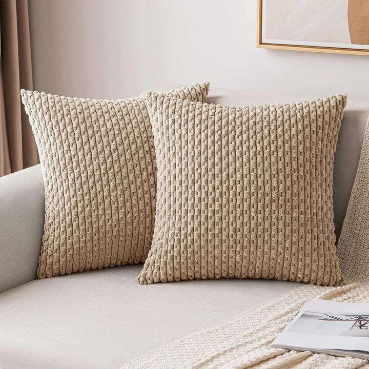 Decoratieve ribfluweel kussenhoes, zacht aanvoelend, voor een warme boho sfeer in huis.