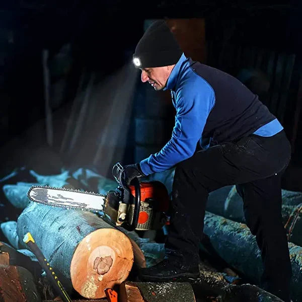 Compacte wintermuts met ingebouwde LED-lamp; jouw warme metgezel voor donkere ochtenden en avonden.