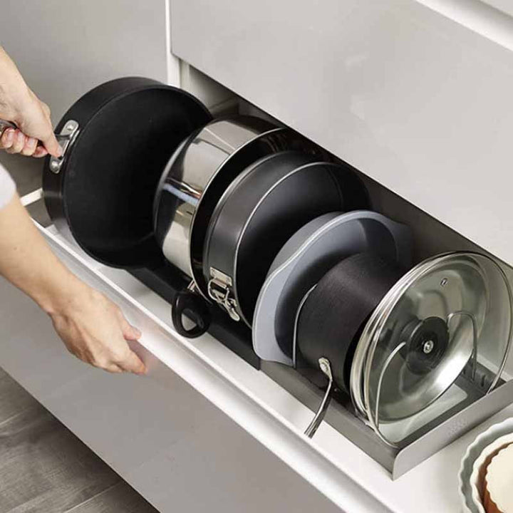 Keuken kookgerei organizer voor efficiënte kastindeling, ruimtebesparend en houdt potten/pannen netjes.