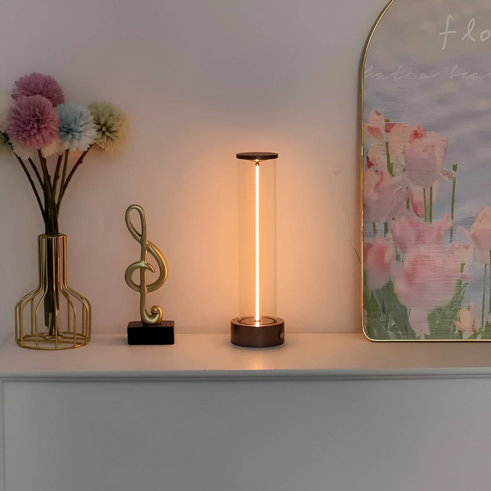 Kyra lichtzwaard tafellamp verlicht modern gaming bureau, perfecte sfeerverlichting voor sci-fi fans.