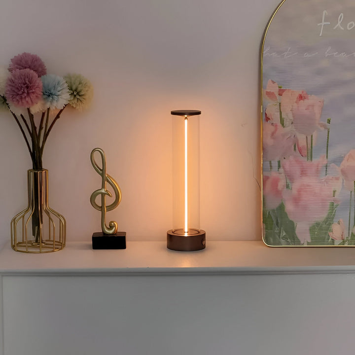Kyra lichtzwaard tafellamp verlicht modern gaming bureau, perfecte sfeerverlichting voor sci-fi fans.