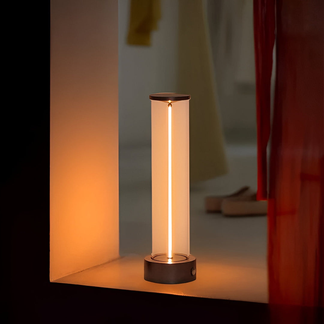 Detail van Kyra lichtzwaard tafellamp: strakke futuristische design met felblauw licht, sfeerverlichting.