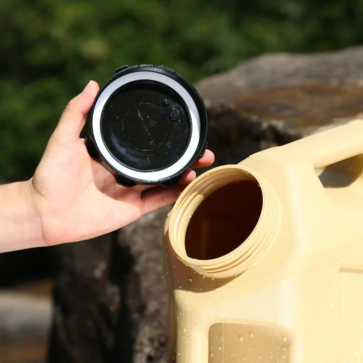 Compacte 12L draagbare watercontainer in zwart, gemakkelijk mee te nemen voor outdoor avonturen en kamperen.