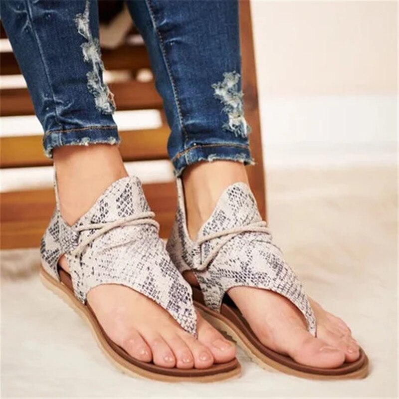 Gedetailleerde foto van dames panter sandalen, toont de unieke print en de comfortabele zool.