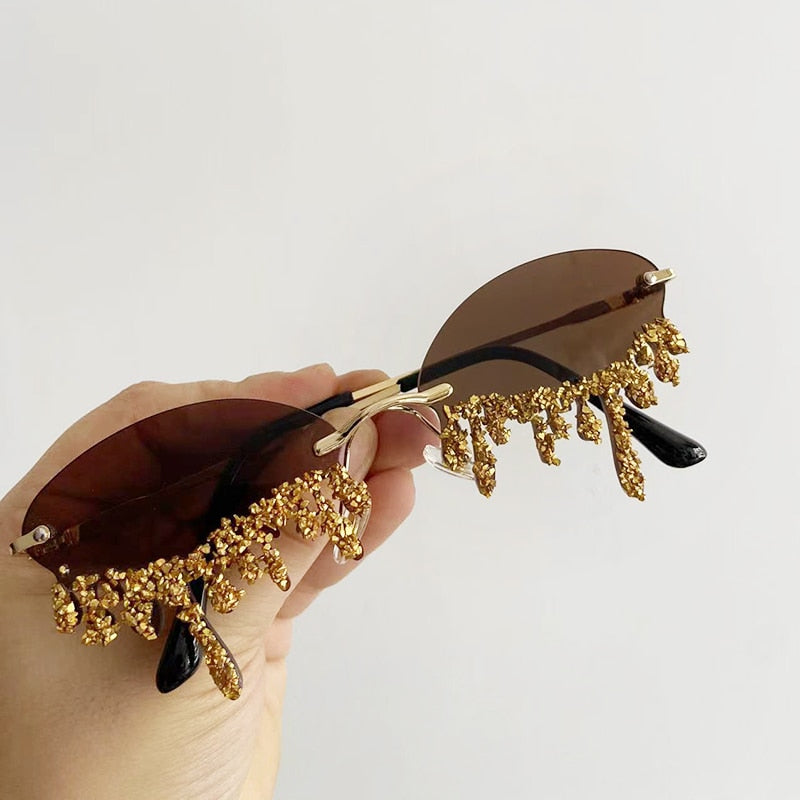 Oogstrelende glitter zonnebril voor dames, voegt sprankel toe aan elke feest- of festivaloutfit.