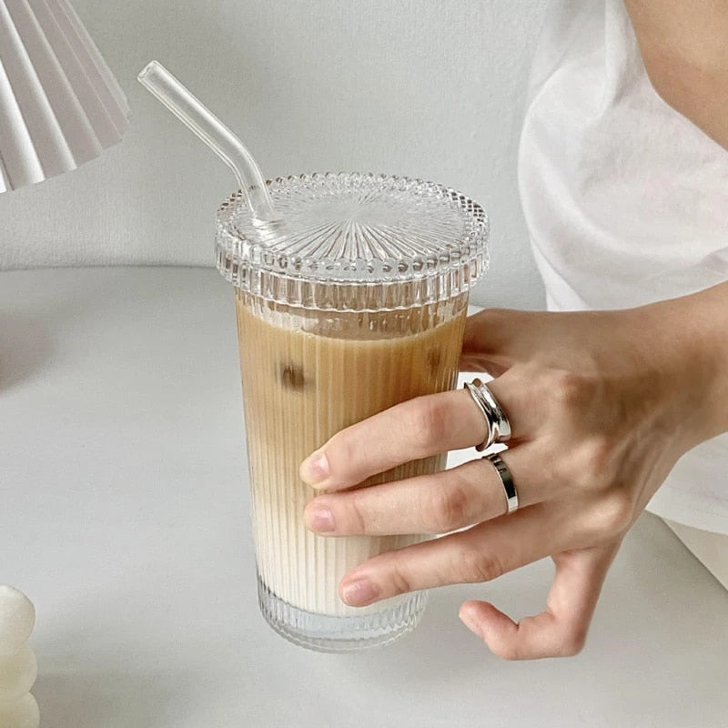 Trendy drinkglas met rietje en deksel, ideaal voor onderweg. Perfect voor water of sap in de keuken.
