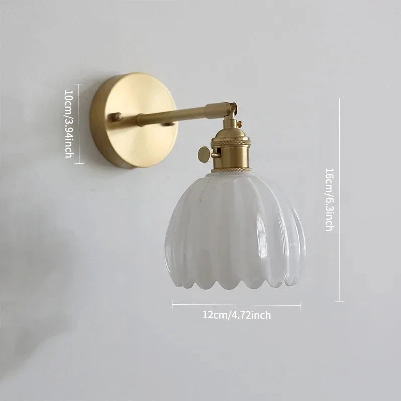 Sfeervolle design wandlamp: glazen tulp en gouden afwerking, vintage decoratie.