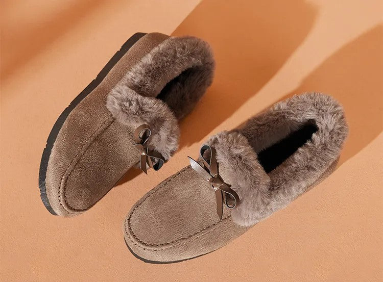 Zwarte dames winter pantoffels, met zachte textuur en antislip grip.
