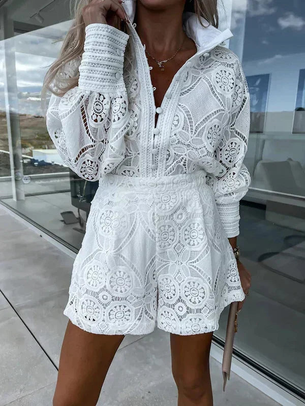 Elegante dames zomerkleding: tweedelige set met kanten crop top en shorts voor warme dagen.