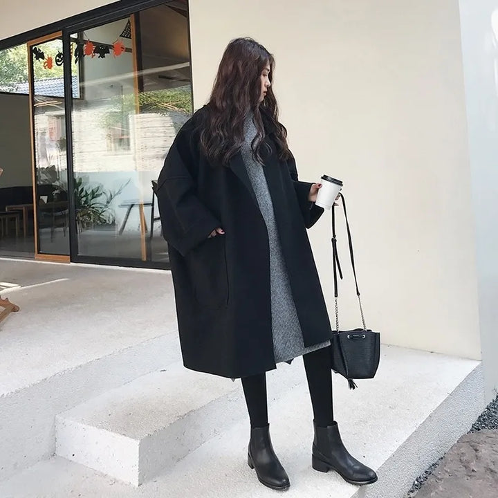 Dames oversized trenchcoat Aura, een comfortabele en elegante wolblend jas voor lente en herfst.