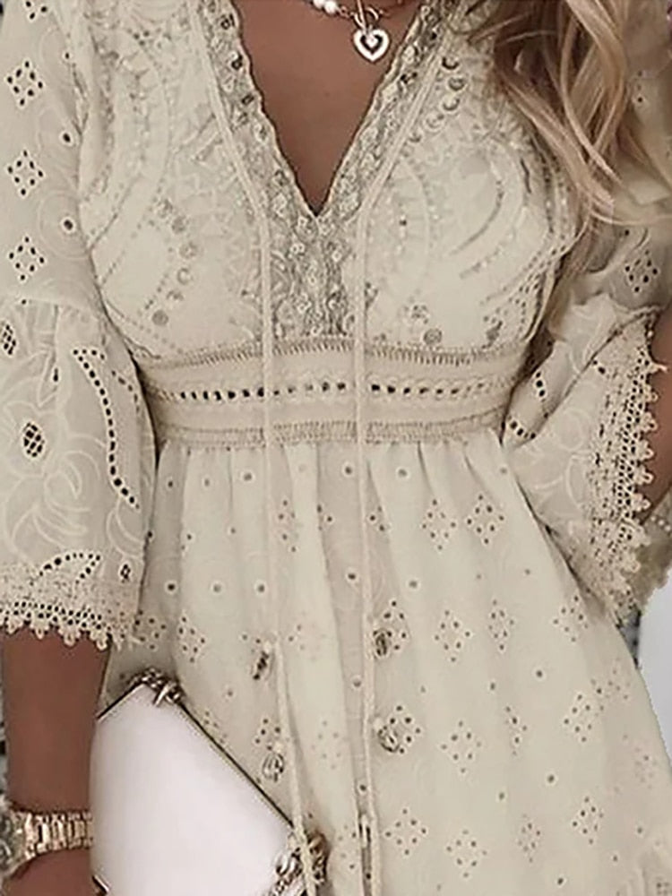 Elegante damesjurk in boho stijl, voorzien van gedetailleerd borduursel en trendy flare mouwen.