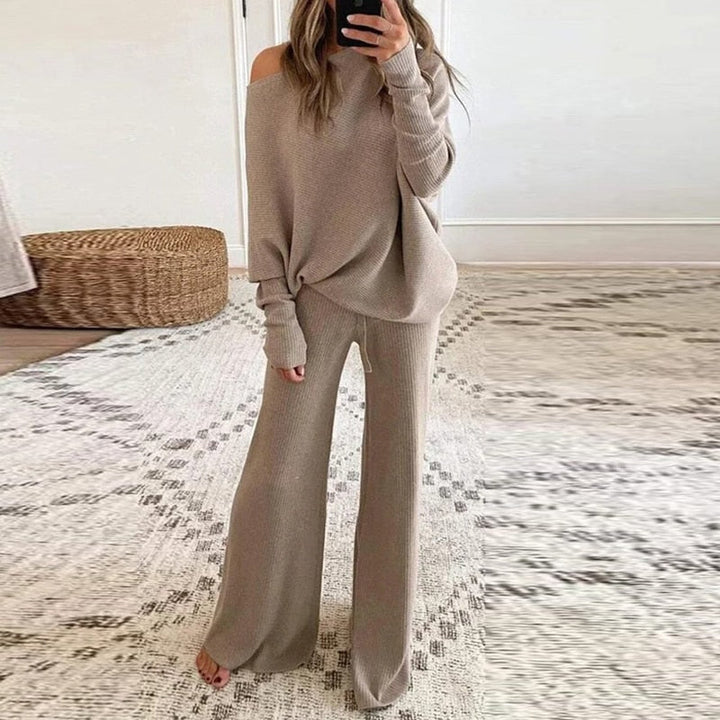Dames comfortabele loungeset met oversized trui en flared broek van zachte stretchstof. Ideaal voor thuis.