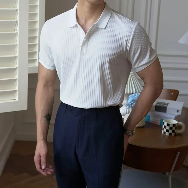 Moderne man draagt een slim fit herenpolo met klassieke kraag, ideaal voor een stijlvolle, dagelijkse outfit.