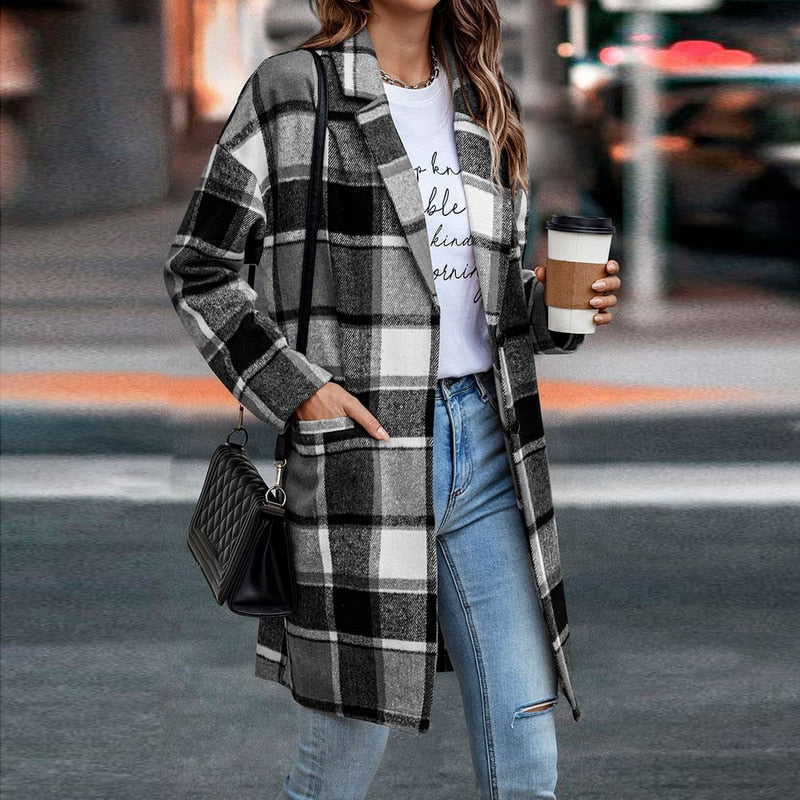 Chique geruite damesjas elegant gecombineerd, ideaal voor een stijlvolle look. Modieuze BethanysJacket.