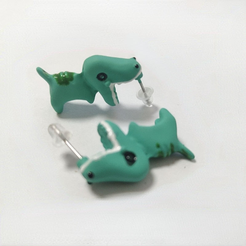 Unieke Triceratops oorbellen. Trendy accessoires voor dames die van speelse dino sieraden houden.