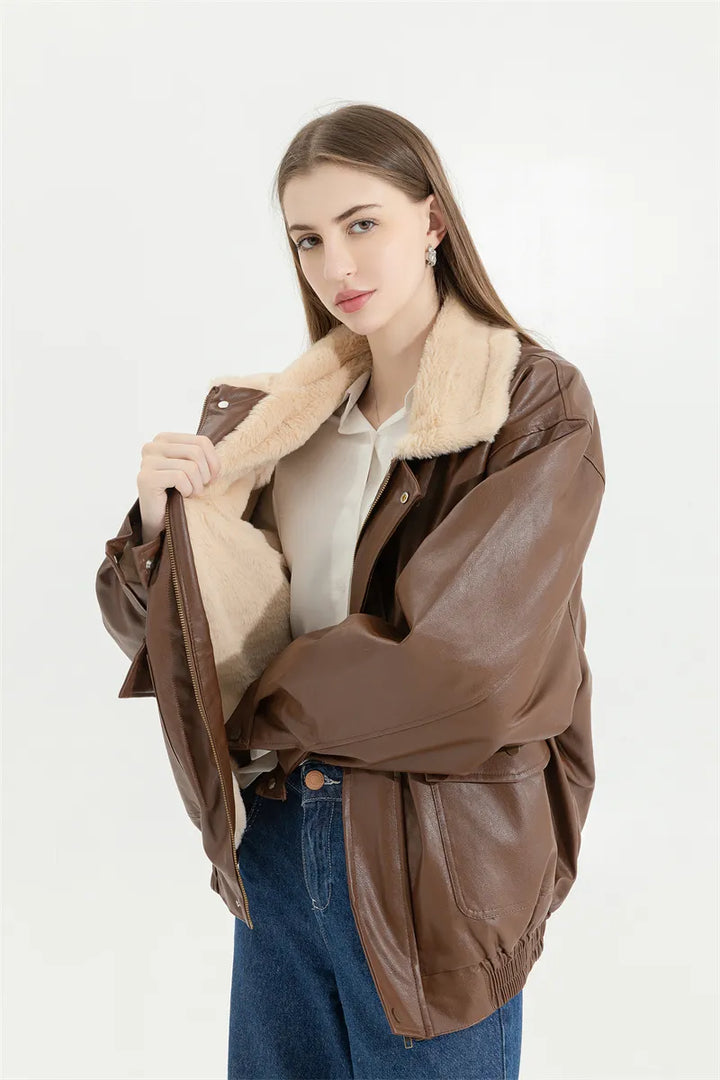 De Amanda dames winterjas: een mix van vintage stijl, warmte, comfort en PU-leer.
