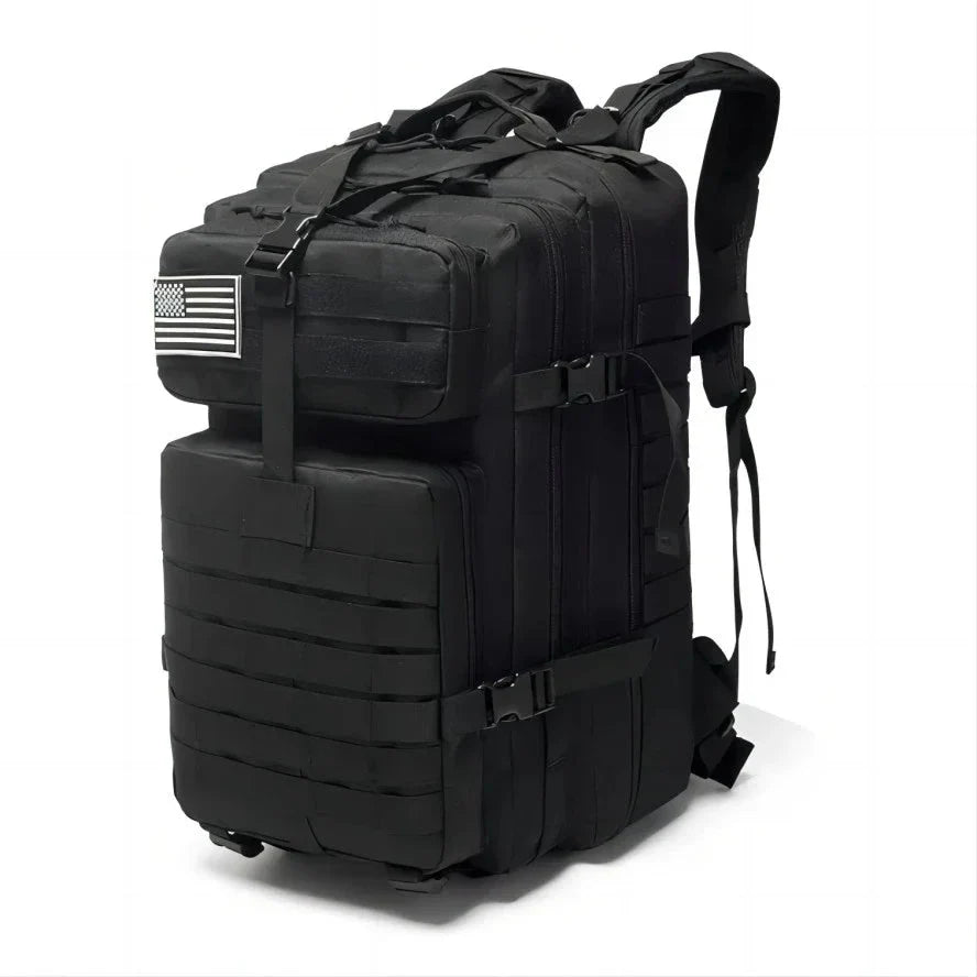 Zwarte tactische rugzak 50L met MOLLE webbing, ontworpen voor zware outdoor omstandigheden.