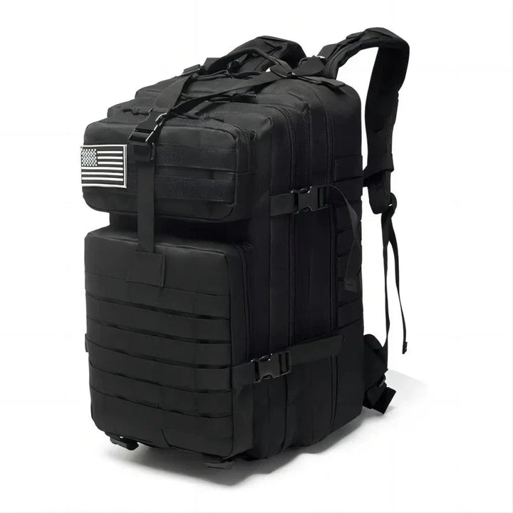 Zwarte tactische rugzak 50L met MOLLE webbing, ontworpen voor zware outdoor omstandigheden.
