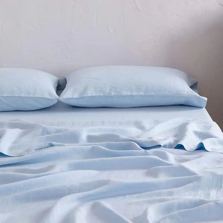 Ademend linnen dekbedovertrek met zachte textuur en kussensloop, ideaal voor natuurlijk slaapcomfort.