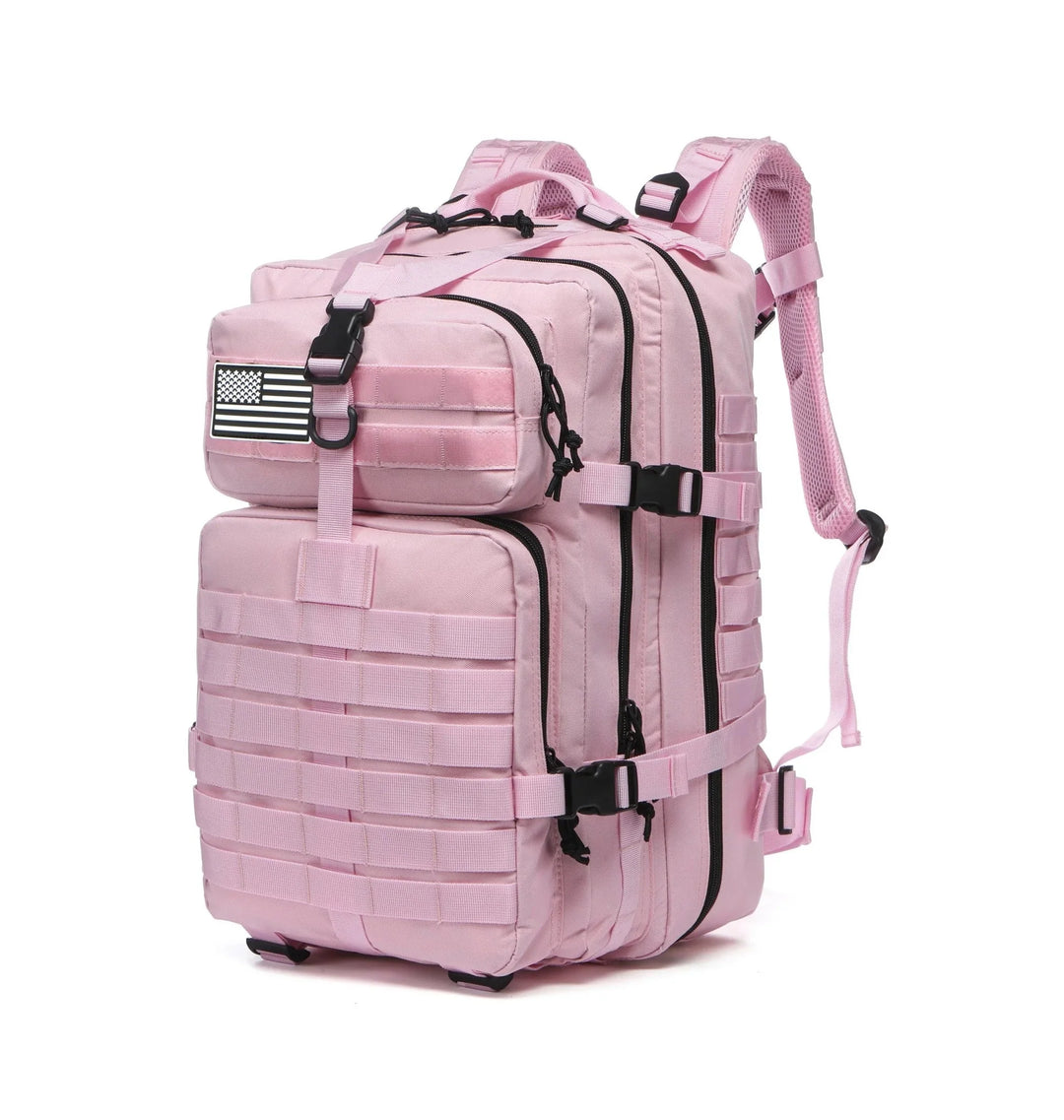 TrailPro tactische rugzak 30L in een bosrijke omgeving, klaar voor wandelen en kamperen.