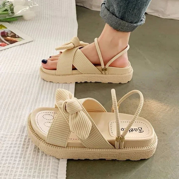 Modieuze dames platformsandaal met strik en comfortabele zool, perfect voor een elegante zomerlook.