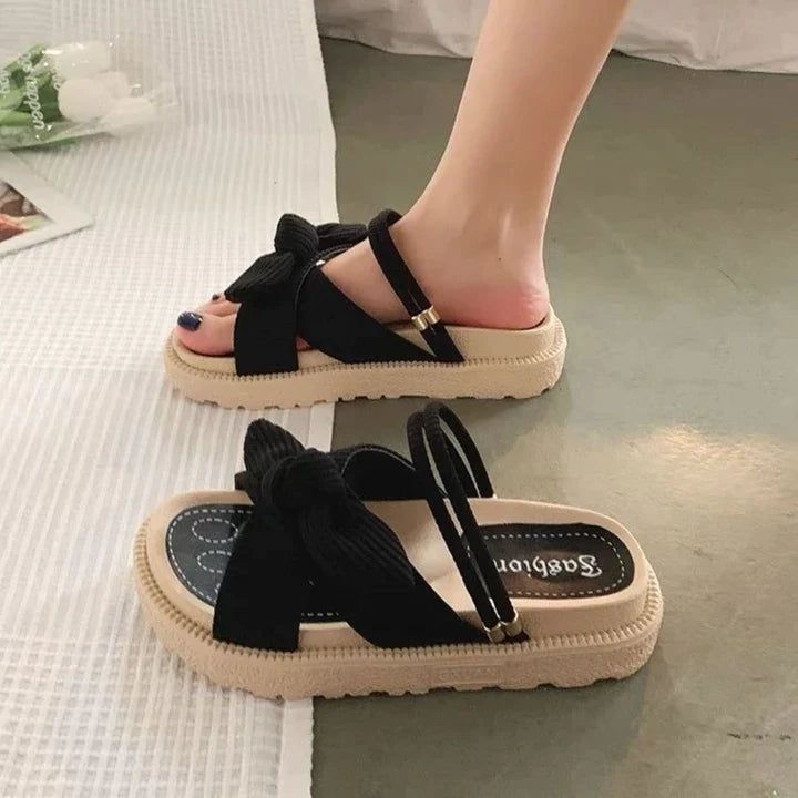 Comfortabele enkelsandalen voor dames: platformsandaal met chic strikdetail en open teen.