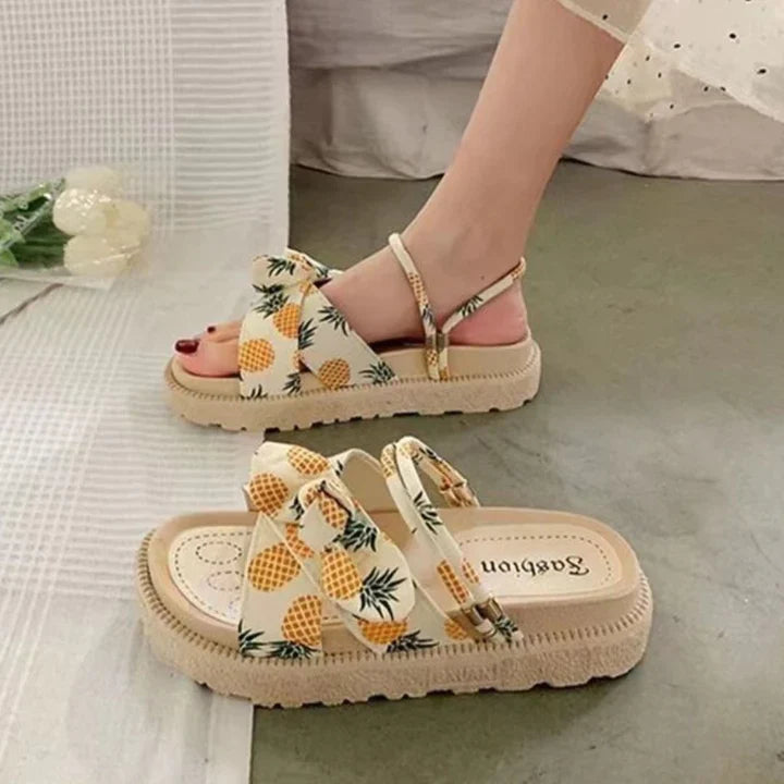 Elegante dames platformsandalen met charmant strikdetail; perfect voor een stijlvolle zomeroutfit.