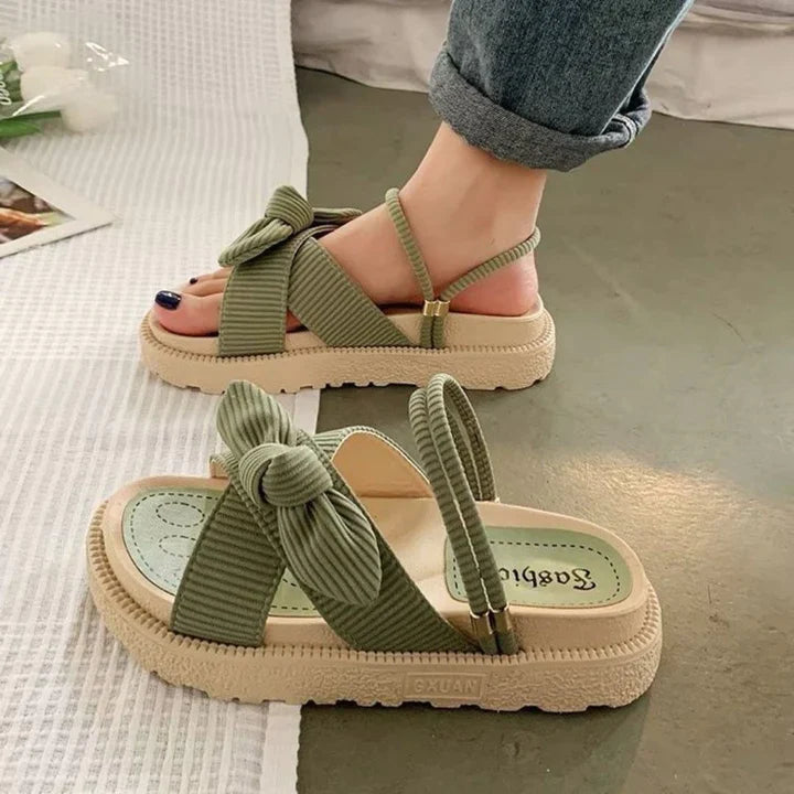Zomerse dames platformsandaal met elegant strikdetail en open teen, ideaal voor casual comfort.