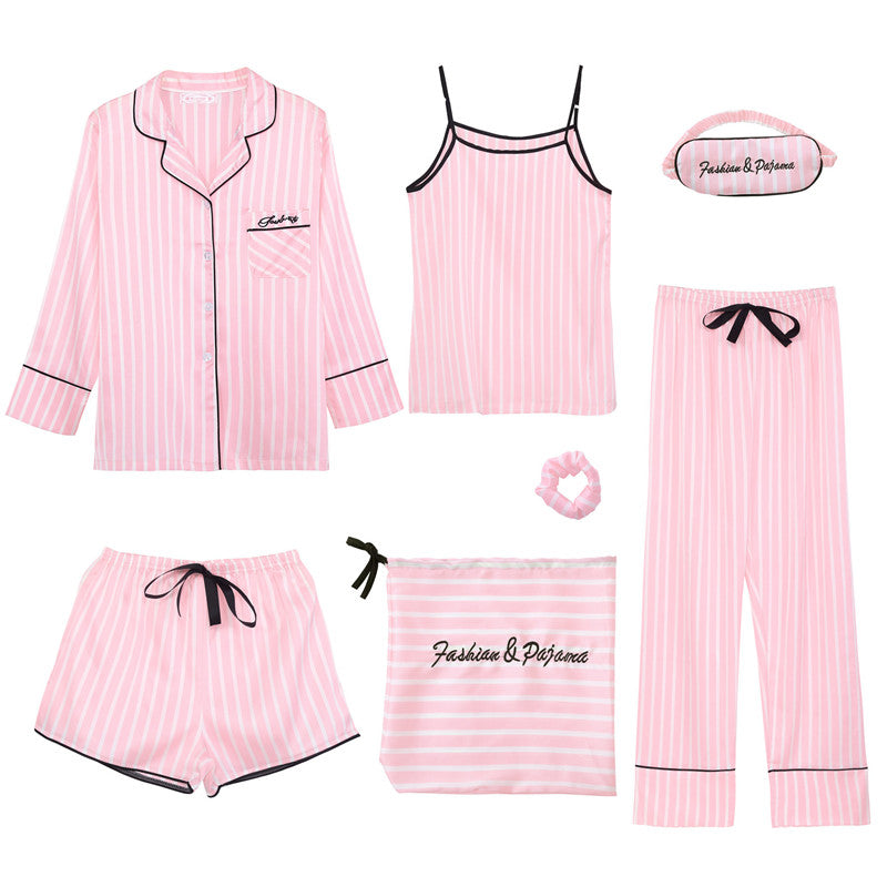 Elegante dames satijnen pyjamaset, perfect als comfortabele nachtkleding of luxe loungewear voor thuis.