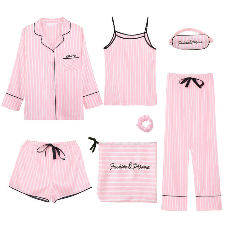 Elegante dames satijnen pyjamaset, perfect als comfortabele nachtkleding of luxe loungewear voor thuis.