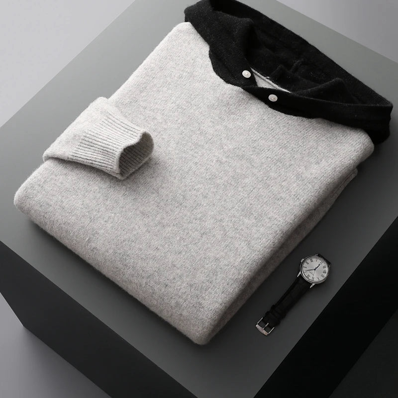 Unisex hoodie in blauw, gedragen in een relaxte setting, combineert warmte met casual elegantie.