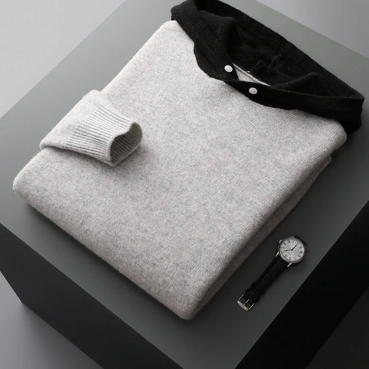 Unisex hoodie in blauw, gedragen in een relaxte setting, combineert warmte met casual elegantie.