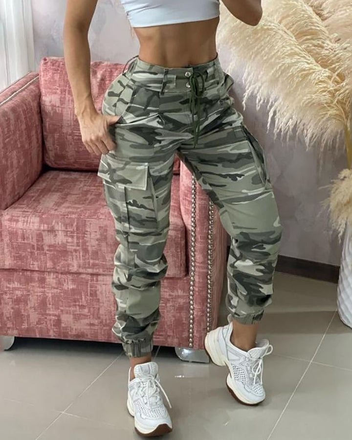 Dames camo cargo broek, stoer en comfortabel, perfect voor een casual streetwear look.
