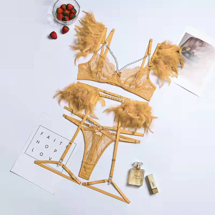 Mirella 3-delige lingerieset op model. Vrouwelijke curves geaccentueerd, romantisch en chic.