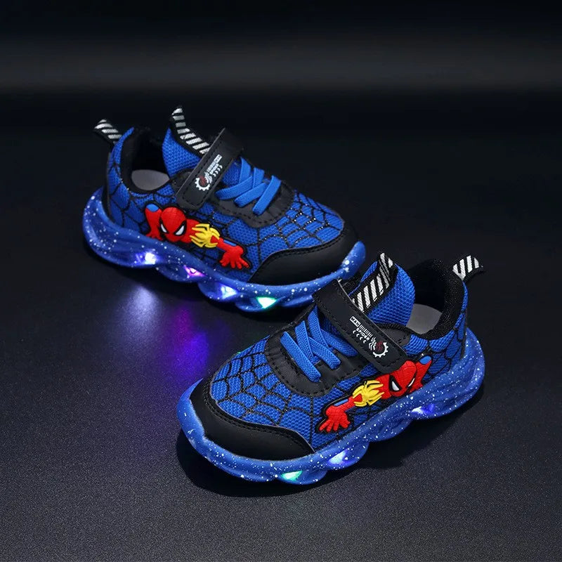 Avontuurlijke Spider-Man jongensschoenen met opvallende LED-verlichting, rode en blauwe accenten, ideaal voor peuters.