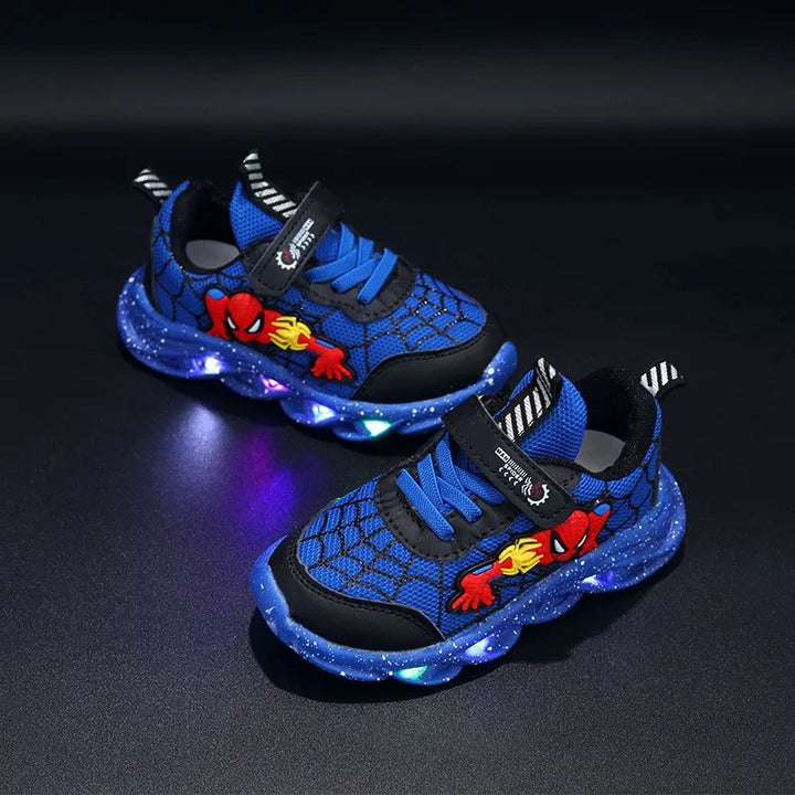 Avontuurlijke Spider-Man jongensschoenen met opvallende LED-verlichting, rode en blauwe accenten, ideaal voor peuters.