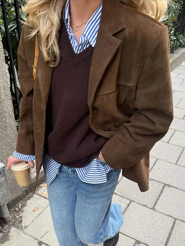 Elegant bruin suèdelook dames jack, een klassieke Hoymans modekeuze voor stijlvolle dagen.