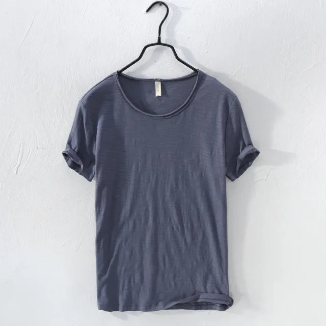 Modieus heren T-shirt met ruwe rand en slim-fit, voor een relaxte, retro esthetiek.