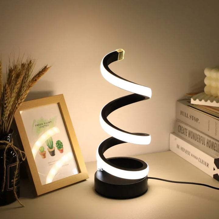 Strakke zwarte S-vormige design lamp, perfecte werkplekverlichting en moderne aanvulling op elk bureau.