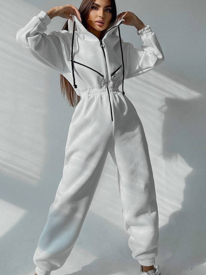 Modieus dames huispak met capuchon, combineert comfort met een trendy uitstraling.