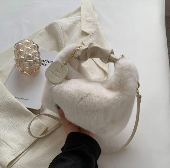 Handtas met zachte pluizige afwerking, een must-have voor fashionista's.
