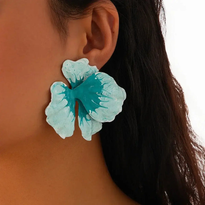 Feestelijke bloemen oorbellen voor dames; opvallend kleurrijk sieraad, de perfecte accessoire voor speciale avonden.