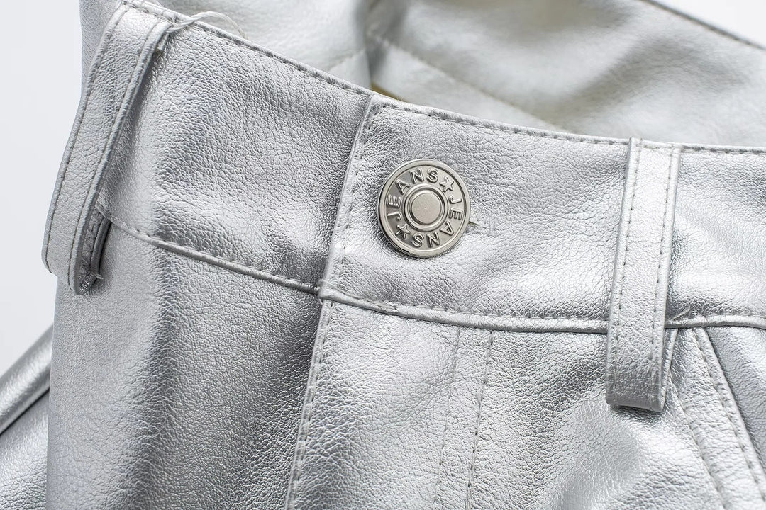 Vrouw draagt trendy metallic broek met hoge taille, losse pasvorm. Comfortabele en stijlvolle feestkleding.