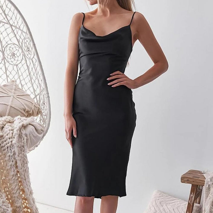 Elegante dames galajurk met verfijnde watervalhals. Perfecte feestjurk voor een stijlvolle look.