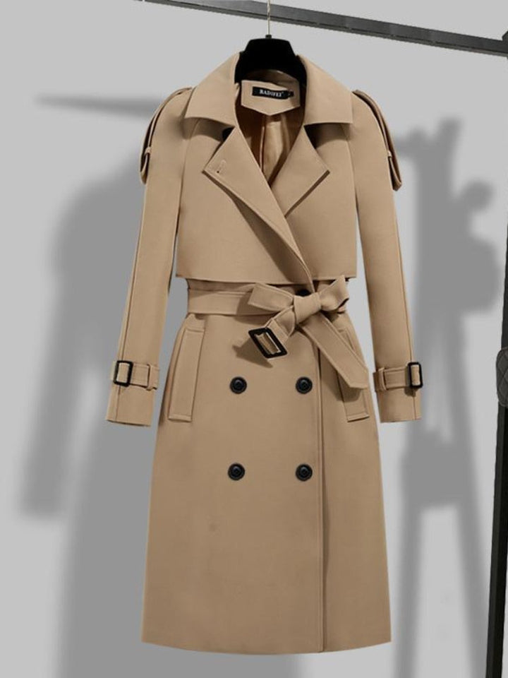 Elegante beige KieraJacket trenchcoat voor dames, stijlvol en comfortabel voor elk seizoen.