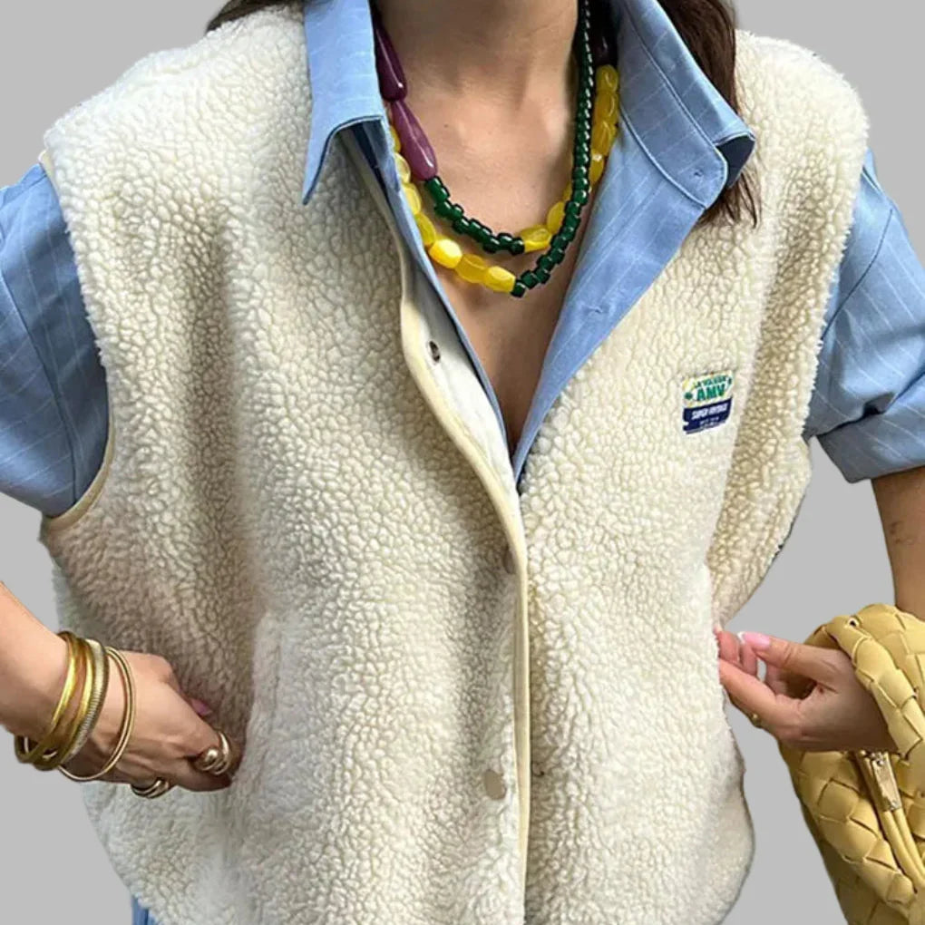 Chic rijstwit damesvest, comfortabel en casual, perfect voor gelaagde outfits. Trendy polyester kleding.