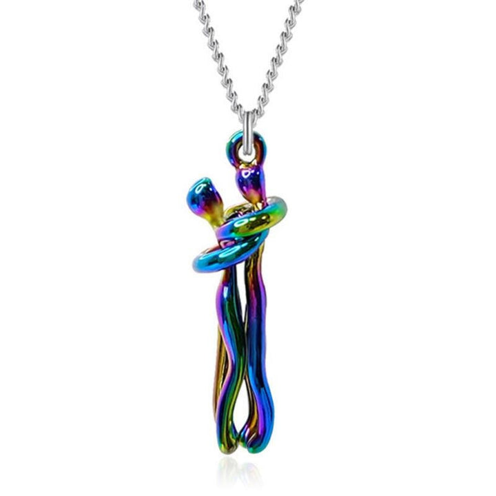 Een close-up van de Omhelzing hanger, gedragen als symbool van liefde en verbinding, unisex.